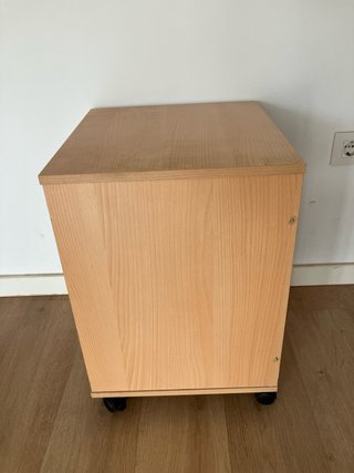 Cajonera de madera con ruedas