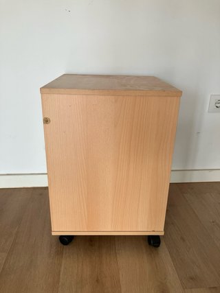 Cajonera de madera con ruedas