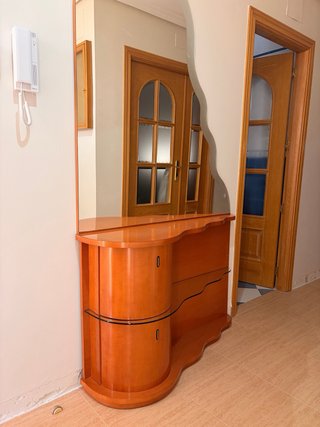 Mueble de entrada con espejo curvo