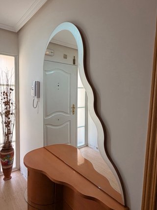 Mueble de entrada con espejo curvo