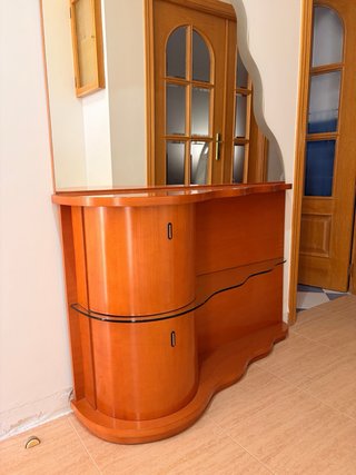 Mueble de entrada con espejo curvo