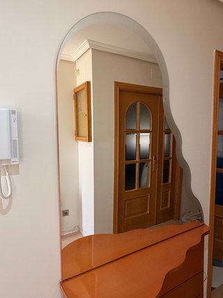 Mueble de entrada con espejo curvo
