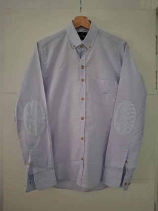 Camisa de vestir azul con coderas