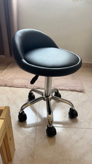 Silla giratoria negra con ruedas