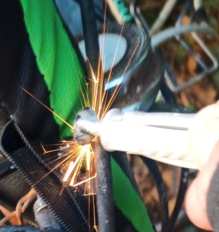 Triciclo con motore elettrico e vano posteriore