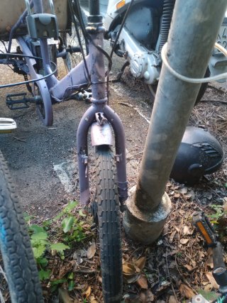 Triciclo con motore elettrico e vano posteriore