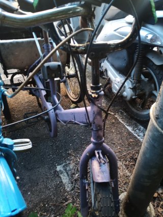 Triciclo con motore elettrico e vano posteriore
