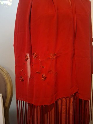 Chal elegante granate bordado