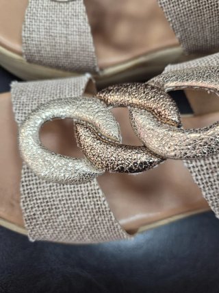 Sandalias Xbonta Beige y Doradas