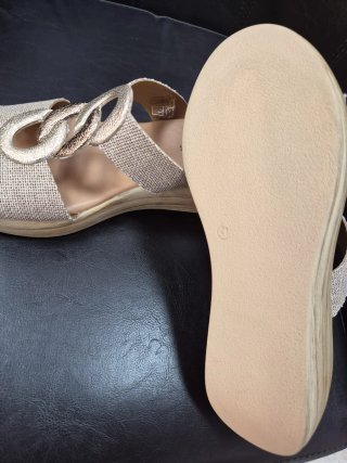 Sandalias Xbonta Beige y Doradas