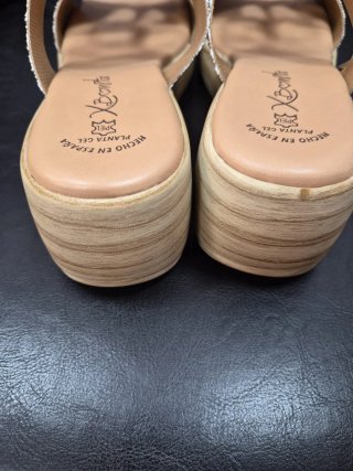 Sandalias Xbonta Beige y Doradas
