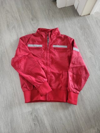 Cortavientos niño rojo