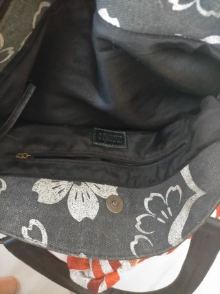 Bolso de mano gris con flores blancas