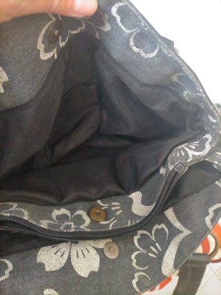 Bolso de mano gris con flores blancas
