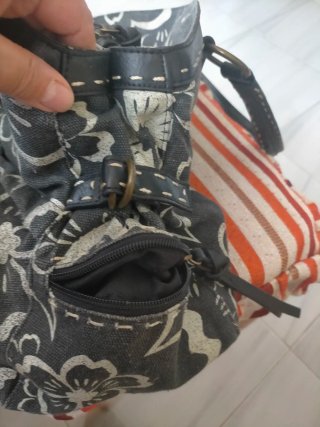 Bolso de mano gris con flores blancas