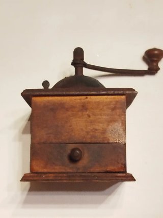 Molinillo de café antiguo de madera