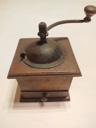 Molinillo de café antiguo de madera