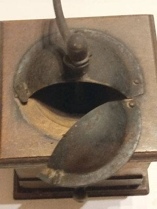 Molinillo de café antiguo de madera