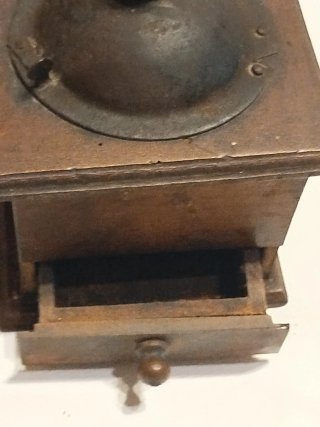 Molinillo de café antiguo de madera