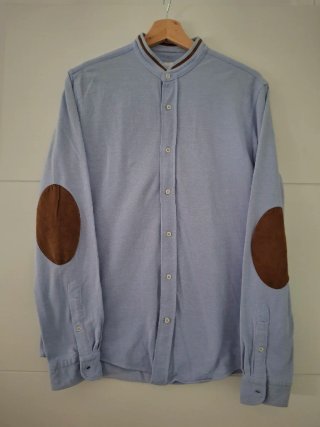 Camisa azul con parches en codos