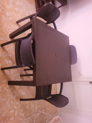 Mesa y 4 Sillas Marrones