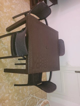 Mesa y 4 Sillas Marrones
