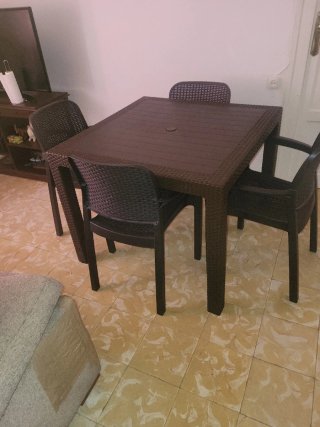 Mesa y 4 Sillas Marrones