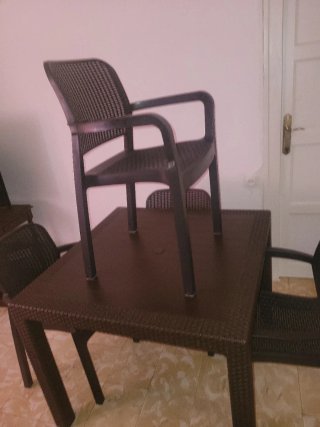 Mesa y 4 Sillas Marrones