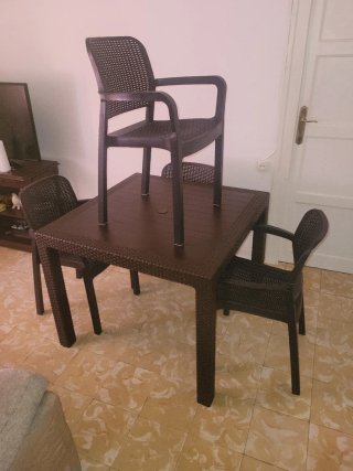 Mesa y 4 Sillas Marrones