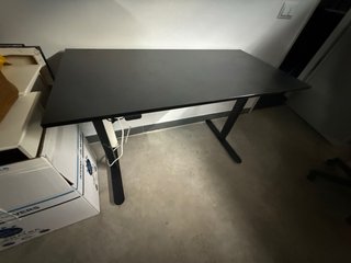 Mesa de escritorio negra elevable