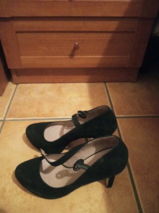 Zapatos de tacón negros con tira