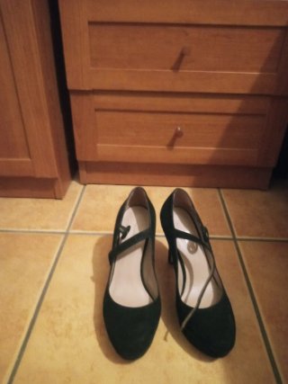 Zapatos de tacón negros con tira