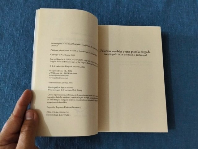 Palabras amables y una pistola cargada.N R. Smith