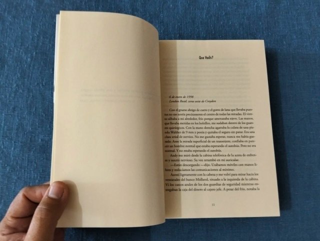 Palabras amables y una pistola cargada.N R. Smith