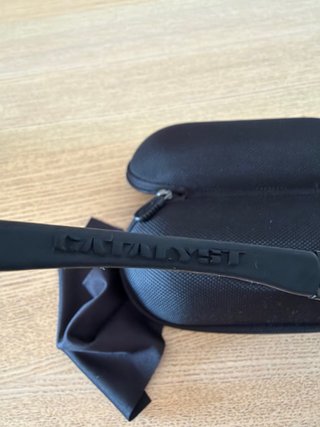 Gafas de sol Oakley Catalyst Negras Rojas