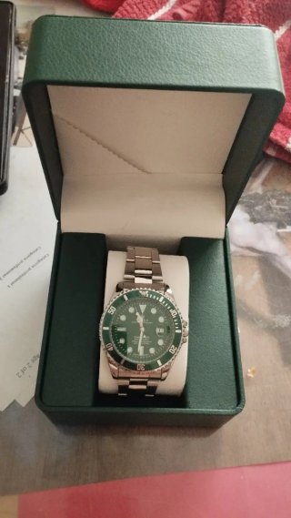 Reloj de marca de lujo verde