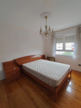 Cama de madera marrón.