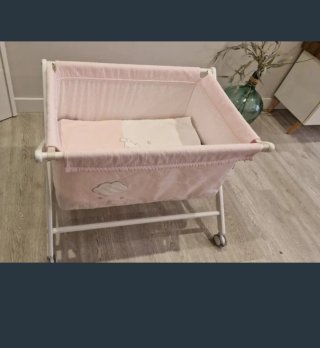 Minicuna con ruedas rosa