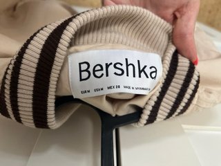 Chaqueta Bershka beige con bordado