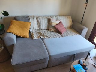 Sofá gris con chaiselongue