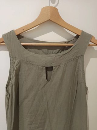 Vestido verde con bordado blanco