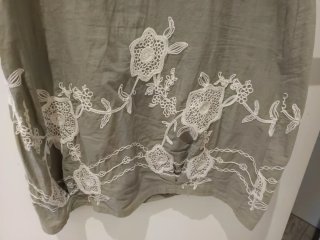 Vestido verde con bordado blanco