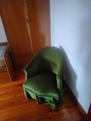 Sillón verde de terciopelo