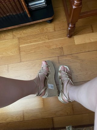 Sandalias cuña doradas plataforma esparto