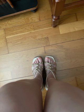 Sandalias cuña doradas plataforma esparto