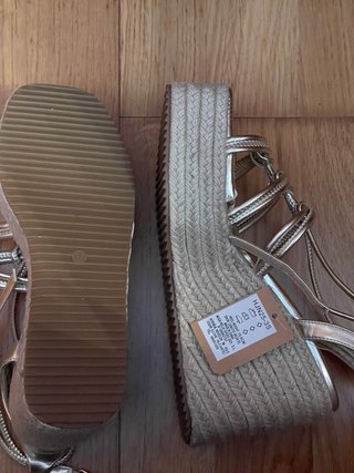 Sandalias cuña doradas plataforma esparto