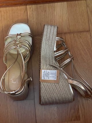 Sandalias cuña doradas plataforma esparto