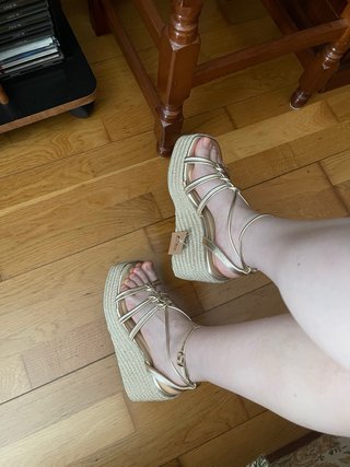 Sandalias cuña doradas plataforma esparto