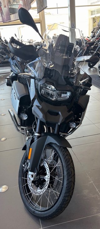 BMW F900GS Adventure Negra y plata