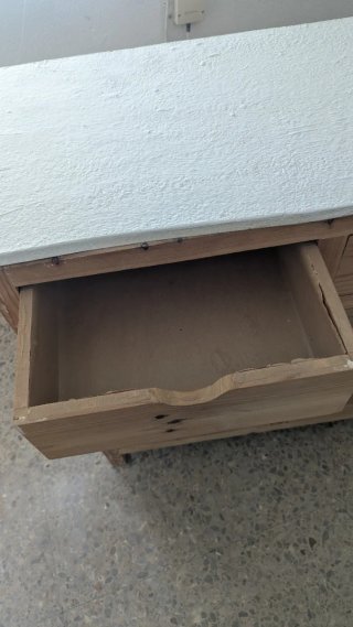Cajonera de madera con tapa blanca